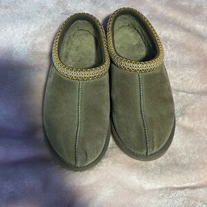 Ugg tasman in olive, women’s size 8, good condition but worn no holes or stains